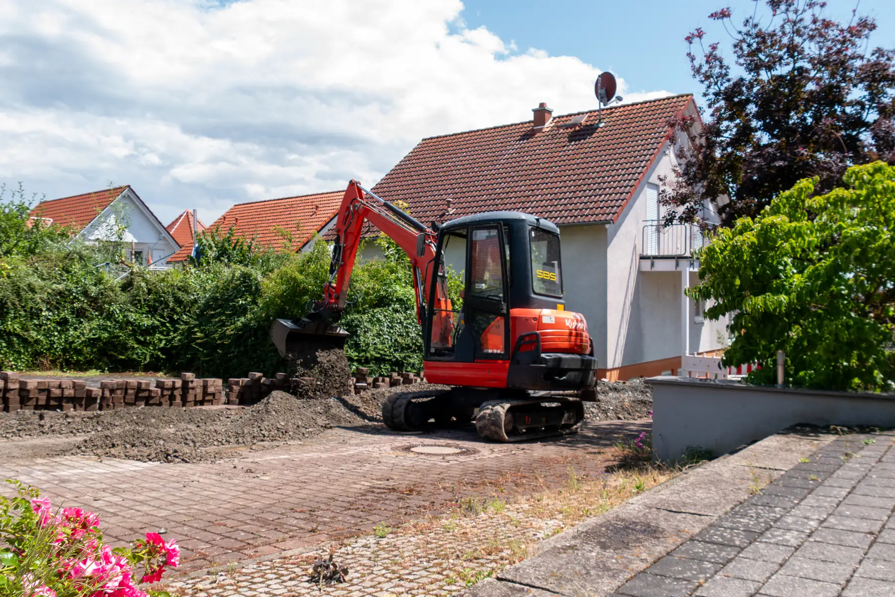 Baustelle mit Minibagger von SBS Bauservice im Rhein-Main-Gebiet