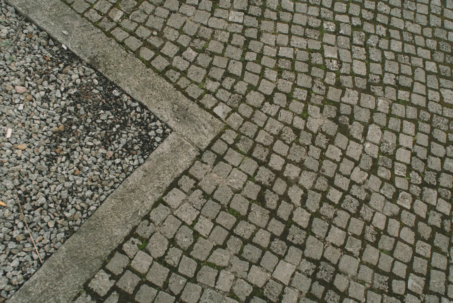 Detailaufnahme von präzise verlegten Pflastersteinen als Beweis für Handwerkskunst