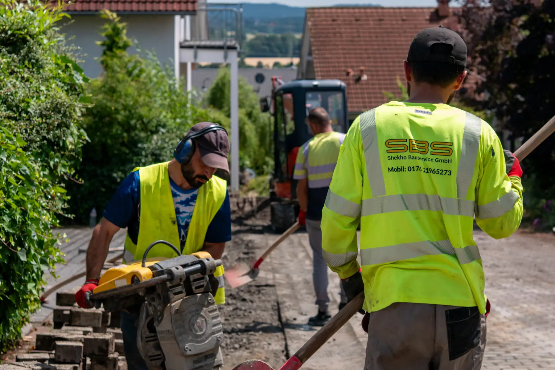Team von SBS Bauservice bei präzisen Pflasterarbeiten im Rhein-Main-Gebiet