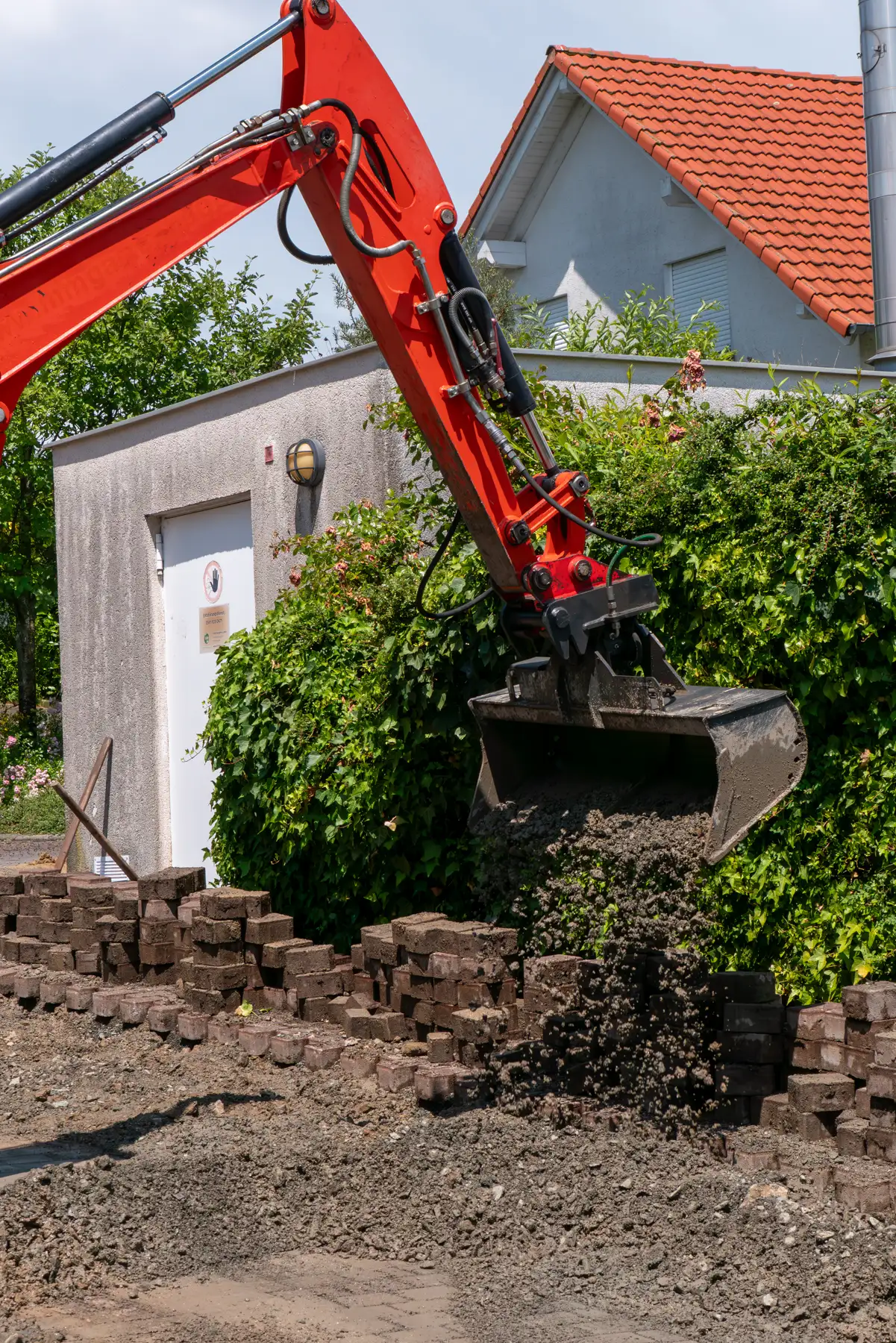 Baugrubenaushub für eine Industriehalle durch einen Minibagger